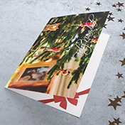 Tarjeta adornos duendes colgados en arbol de navidad - Tarjetas Navideñas para empresas -  Navidad 2023