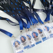 Fotocheck pvc impreso en uv con porta fotocheck y lanyard sublimado full color para cliente