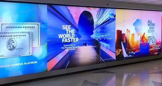 Gigantografías en lona traslúcida instaladas en un pasillo