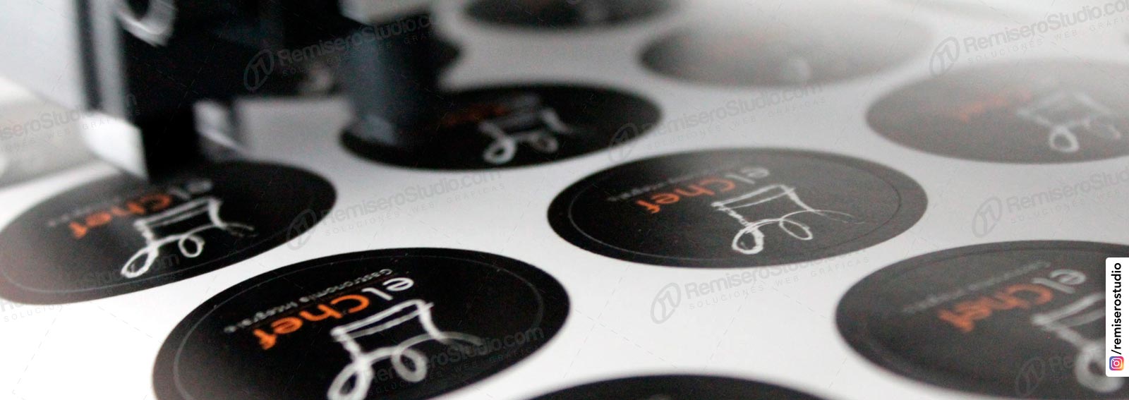 Stickers adhesivos impresos a full color y semi-corte máquina