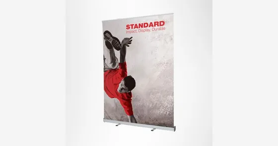 Roll screen de 1.50 × 2.00 metros con banner impreso