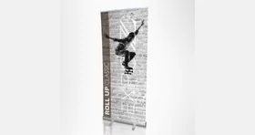 Roll screen de 0.80 × 2.00 metros con banner impreso