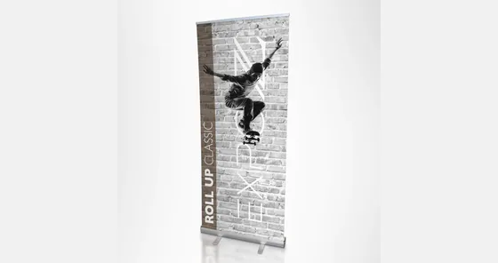 Roll screen de 0.80 × 2.00 metros con banner impreso