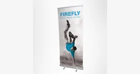 Roll screen de 0.85 × 2.00 metros con banner impreso