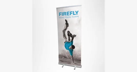 Roll screen de 0.85 × 2.00 metros con banner impreso