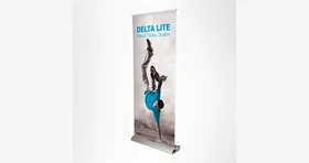 Roll screen de base ancha 2 × 1 metros con banner impreso
