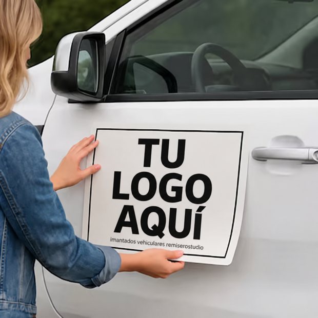 Imantado vehicular colocado completamente plano sobre la puerta de una camioneta