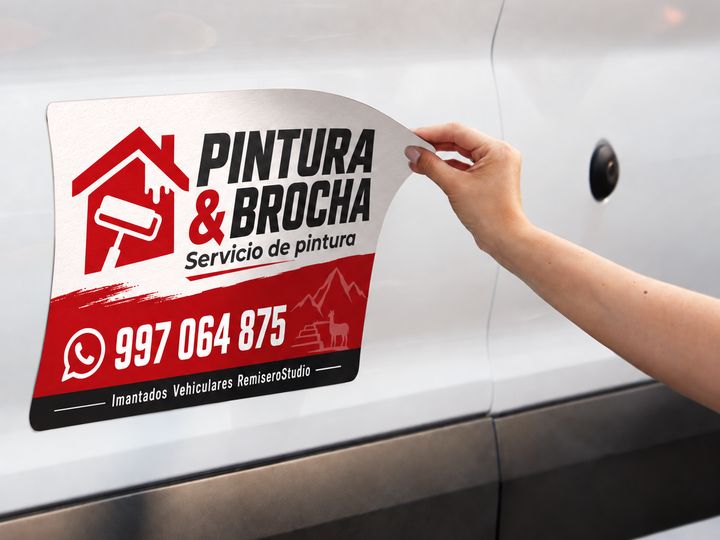 Imantado vehicular de un servicio de pintura colocado en la puerta de una van blanca