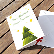 Tarjeta blanca con árbol de navidad triángulos - tarjetas navideñas para empresas Perú -  Navidad 2021 - 2022