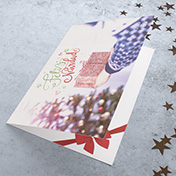 Tarjeta manos con regalo y arbol de navidad de fondo - Tarjetas Navideñas para empresas -  Navidad 2021 - 2022