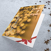 Tarjeta fondo dorado con mini nacimiento de madera sagrada familia - Tarjetas Navideñas para empresas -  Navidad 2023