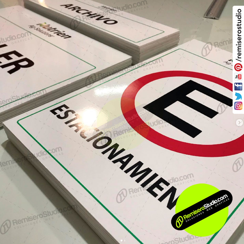 Señalización de estacionamiento en vinil sobre Celtex