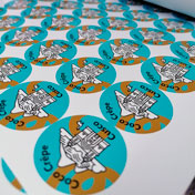Stickers adhesivos circulares impresos en couche adhesivo alta calidad con protección UV glossy para nuestro cliente Coco Crepe