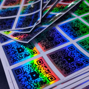 Stickers Holograficos con codigo QR en Lima Perú impreso en alta calidad y corte personalizado listo para desglosar