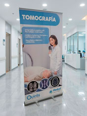 Roll screen publicitario de 1x2 metros impreso para servicios médicos de tomografía por RemiseroStudio en Lima